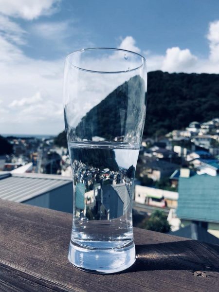 Ein halbvolles Glas Wasser